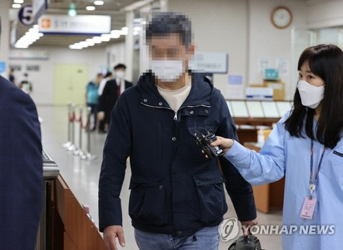 웅동중학교 교사 채용 비리 등의 혐의로 재판에 넘겨진 조국 전 법무부 장관의 동생 조권 씨가 지난해 9월 18일 서울중앙지법에서 열린 선고공판에 출석하기 위해 법정으로 향하고 있다. 서울중앙지법은 조씨의 업무방해 혐의를 유죄로 인정해 징역 1년의 실형을 선고했다. <연합뉴스>